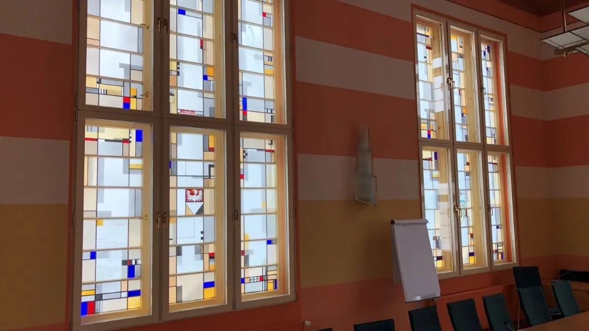 Blickfang: Die rekonstruierten Bauhaus-Fenster im Max-Thormann-Saal des Rathauses Neuenhagen