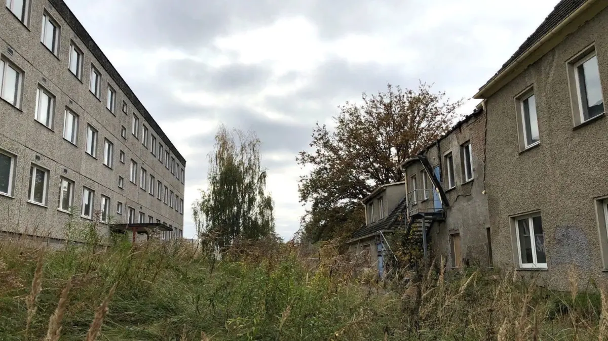 Die Tage, besser die Jahre dieser beiden einst zu Bombardier gehörenden Gebäude sind gezählt. Auf deren Grund und Boden soll das neue Biotech-Zentrum von Hennigsdorf entstehen.
Bio-Tech-Zentrum Hennigsdorf LSO René Kohl ehemalige Fläche Bombardier Alstom Oktober 2021