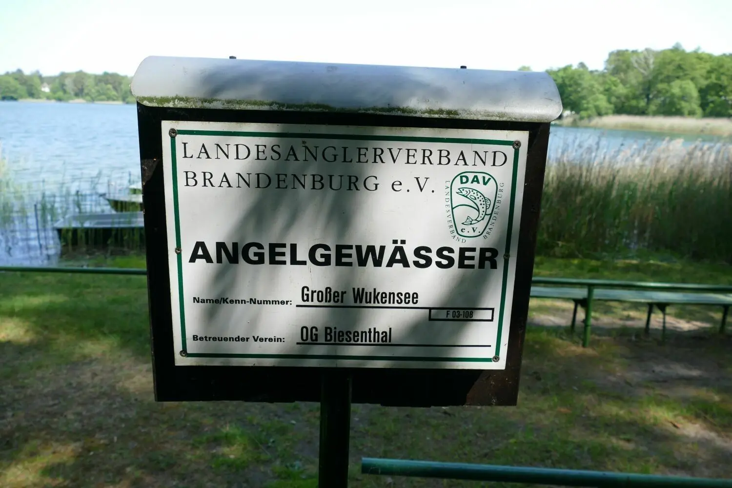 Die zum Biesenthaler Verein „Petrijünger" gehörende Bootsanlegestelle und der Steg am Großen Wukensee.
