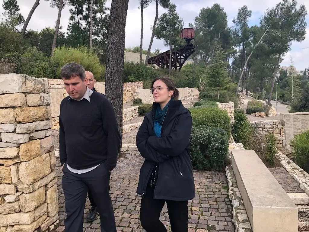 In Yad Vashem lernte Bürgermeister Alexander Laesicke (links) Hanna Safarov kennen. Die  Oranienburgerin führte Laesicke über das Gelände der Gedenkstätte.