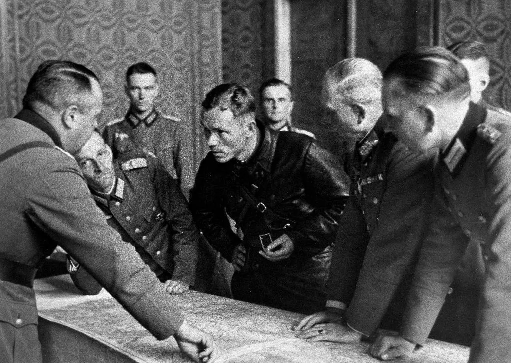 Ein sowjetischer Kommissar (Mitte) im Gespräch mit deutschen Offizieren am 22. September 1939. Am Ende des Polenfeldzugs treffen sich deutsche und sowjetische Einheiten in Brest (heute Weißrussland) und legen die neue Demarkationslinie fest, die sich an den geheimen Absprachen vom 23. August orientierte.