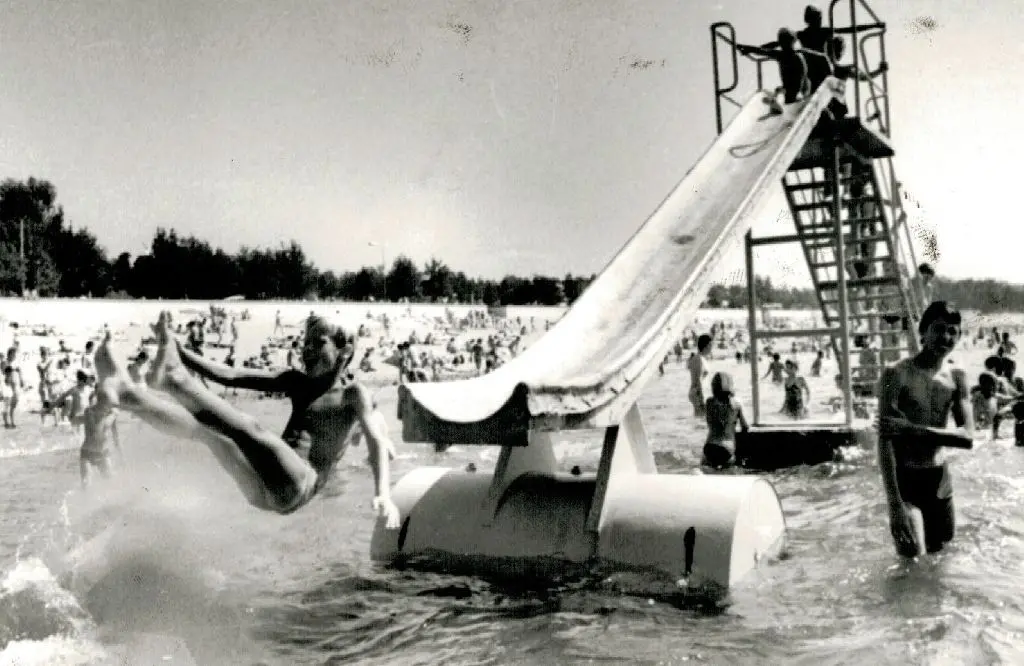 Anlaufpunkt für viele Badegäste zu DDR-Zeiten: die Wasserrutsche am Helenesee.