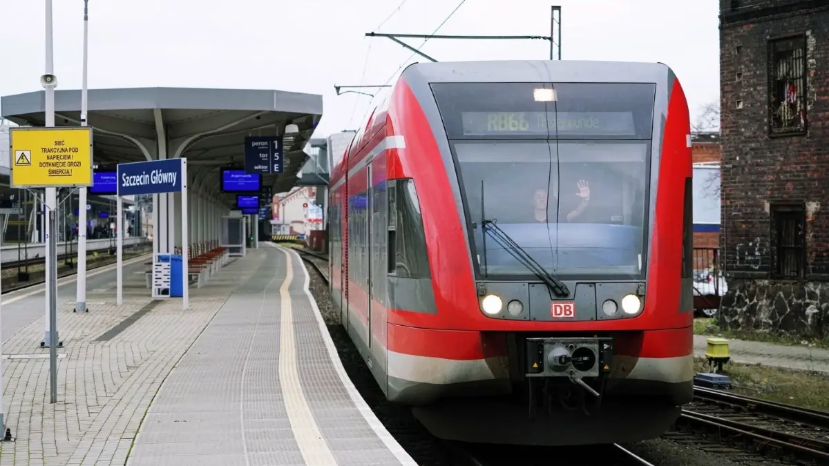 Die Regionalbahn zwischen Angermünde und Stettin verkehrt nur alle zwei Stunden. Das soll sich frühestens Ende 2026 ändern. Bis dahin aber bleibt die Region nördlich von Angermünde abgekoppelt.
<p>RB 66 - Stettin (Szczecin) nach Angermünde - DB Regio mit Baureihe VT 646 GTW 2/6</p>