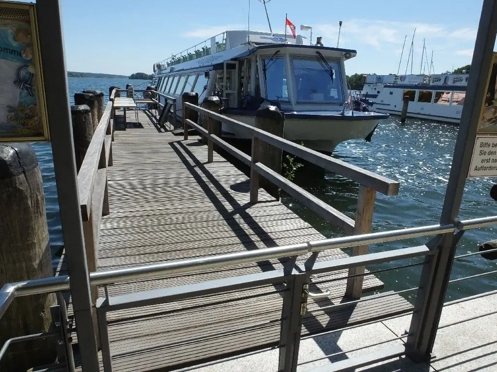 Am Start- und Zielpunkt am Hafen in Bad Saarow liegen die Dampfer der Scharmützelsee-Schifffahrt (rechts). Auf der Burg Storkow findet bei der Tour de MOZ eine längere Pause statt.