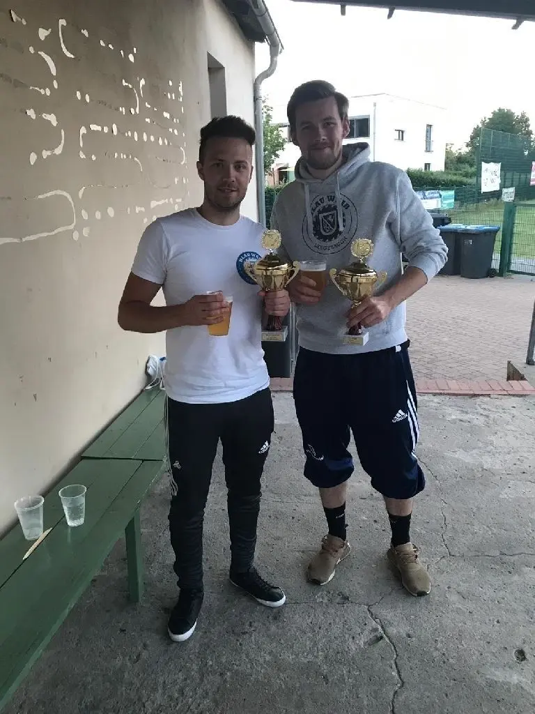 Mit Liverpool am Start: Die Leegebrucher Tim Matzat (l.) und Tim Neffe feierten den Turnier-Sieg