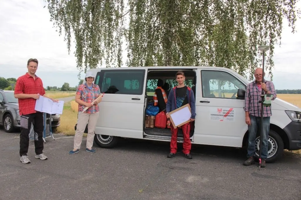 Vermesser: In Golzow warteten Sven Helbig (v. l.), Grit Bauz, Janko Wolfgramm und Rainer Zache auf die Eigentümer.