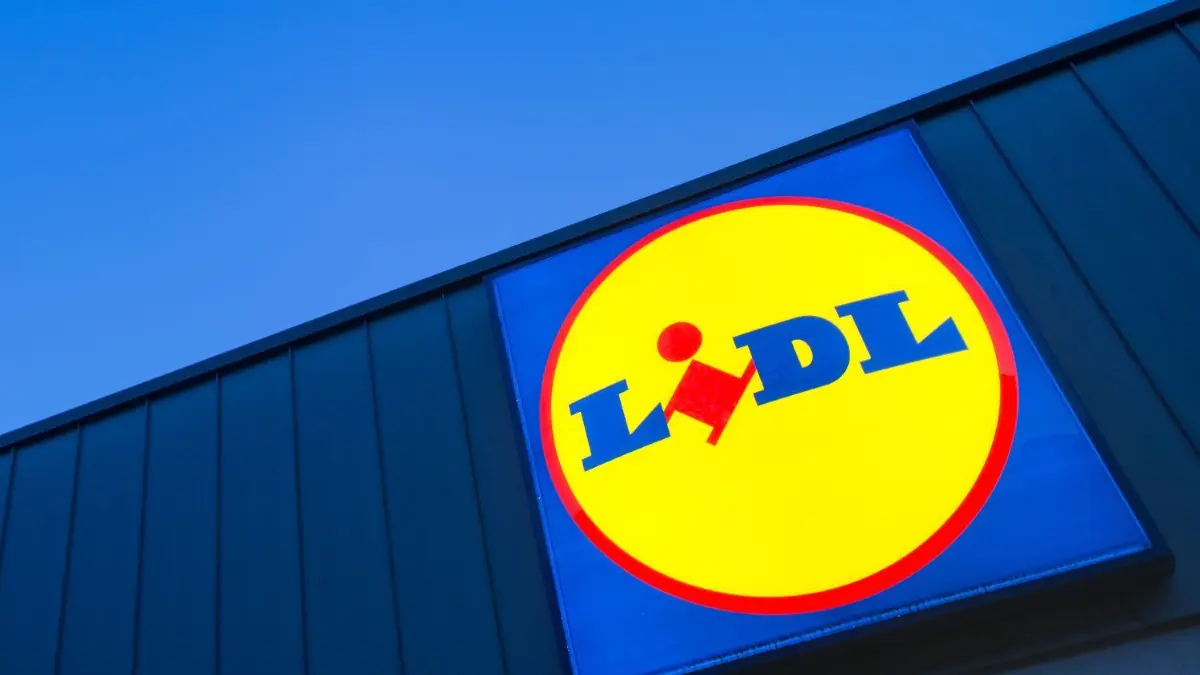 Lidl eröffnet am 26. September seine modernisierte Filiale in Großräschen.
ARCHIV - 26.02.2015, Berlin: Das Logo eines Lidl-Supermarktes in Berlin-Reinickendorf leuchtet vor dem Abendhimmel. (zu dpa: «Der unsichtbare Mäzen - Dieter Schwarz wird 80") Foto: Matthias Balk/dpa +++ dpa-Bildfunk +++