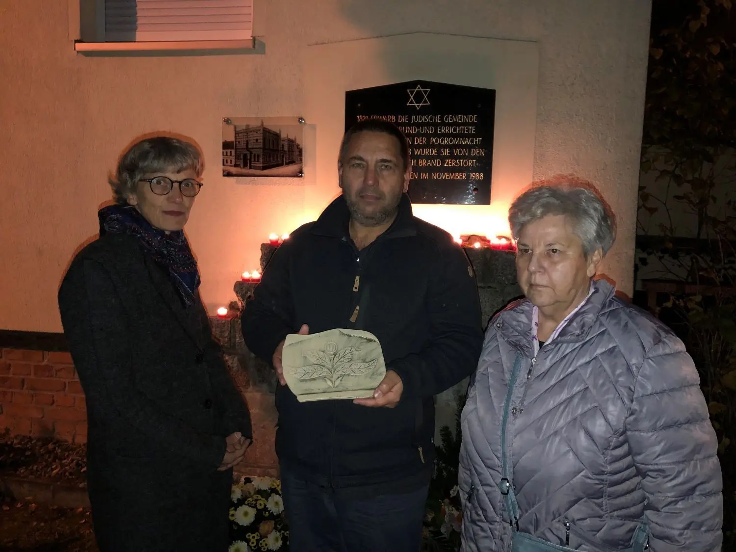 Jüdische Kultur im Oderbruch: Karola Wirth (l.) fertigte 50 Keramikfliesen mit Motiven des jüdischen Friedhofs Groß Neuendorf an. Programmleiter Lars Fischer (m.) und Betreuerin des Kulturerbe-Ortes Friedhof Groß Neuendorf Karin Rindfleisch (r.) unterstützten das Vorhaben.