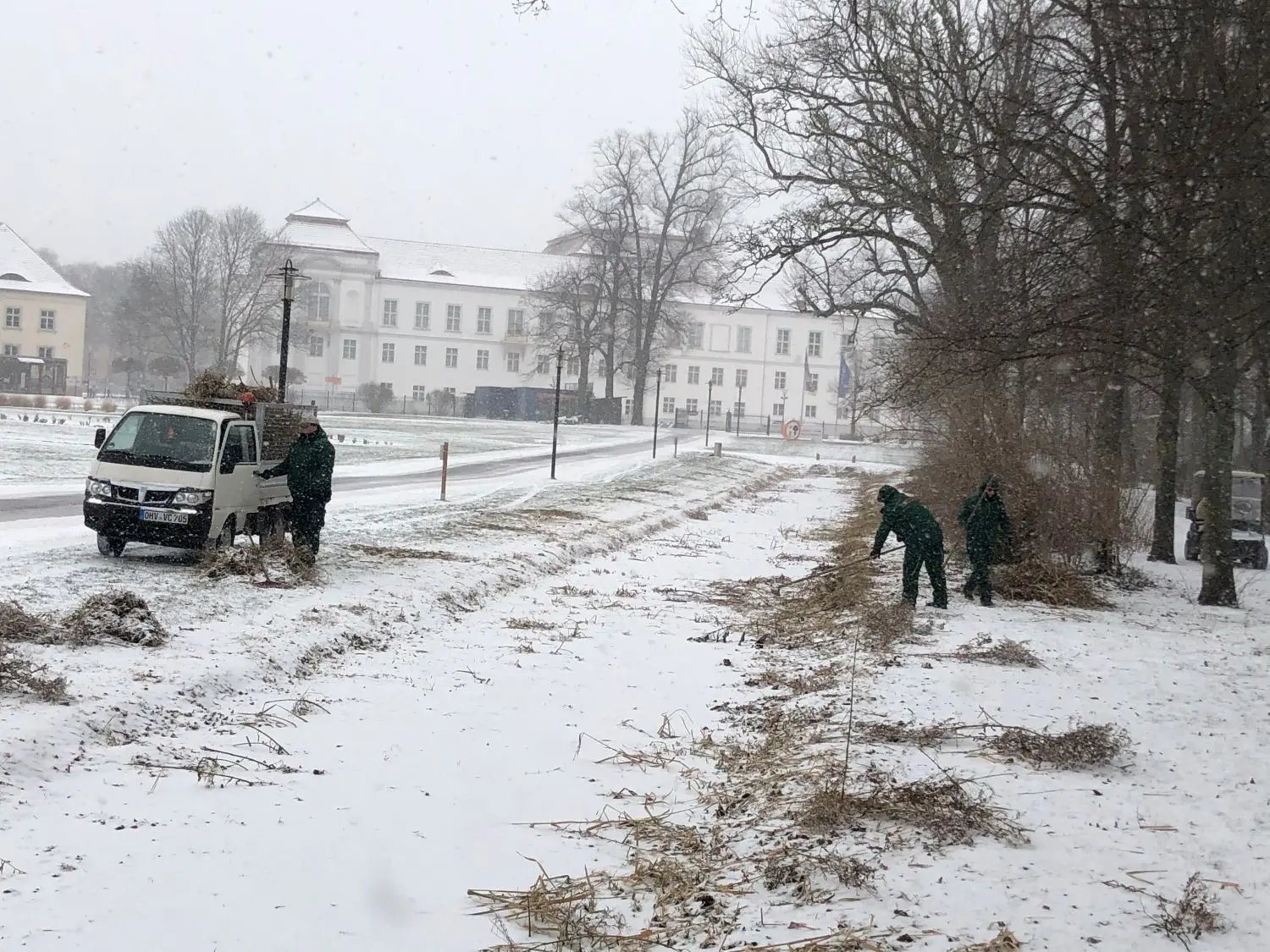 Schlosspark Oranienburg: Entlang der Gräben werden derzeit die Sträucher zurückgeschnitten.