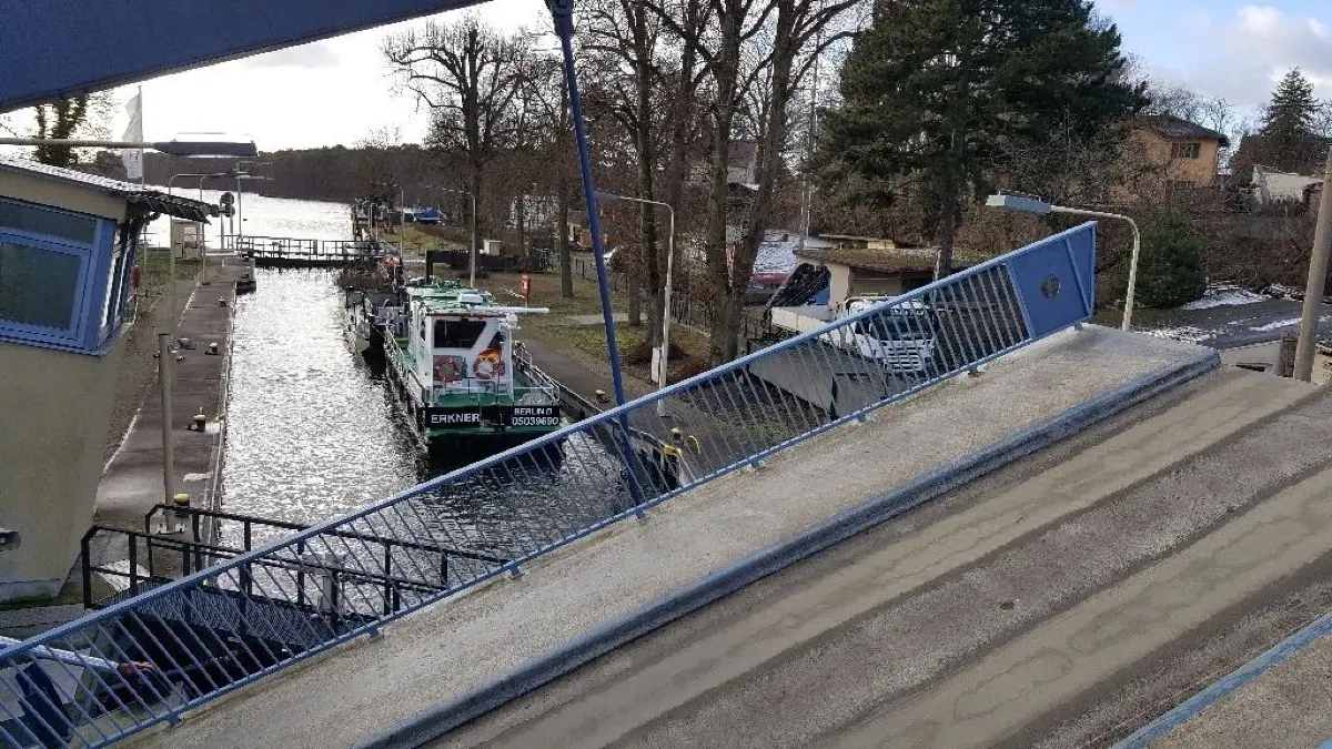 Gleich ist die Brücke zu: Der Schubschlepper Erkner befindet sich schon in der Woltersdorfer Schleusenkammer. Weiter geht es dann in Richtung Flakensee.
Schleuse Woltersdorf