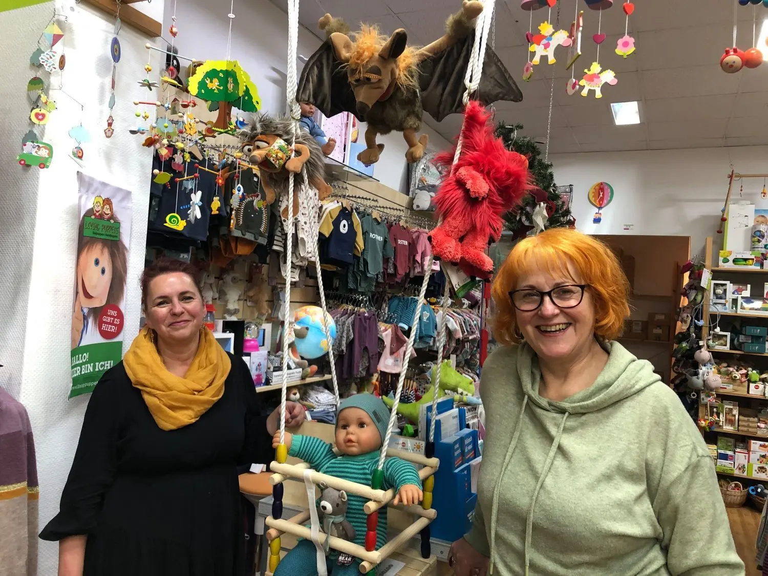 Der Baby- und Kinderladen Gänseblümchen in Strausberg: Geschäftsführerin Kerstin Winter (rechts) mit ihrer Mitarbeiterin Mandy Roth. „Ohne meine Angestellten wäre ich nichts“, sagt die Chefin.