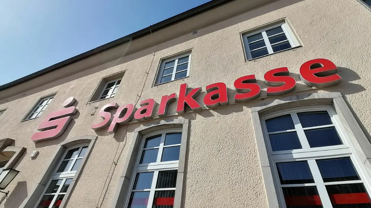 Die Sparkasse Märkisch-Oderland hat ihren Hauptsitz in Strausberg. Wie sind dort die Zinsen berechnet worden?
Sparkasse Märkisch-Oderland Filiale Strausberg
