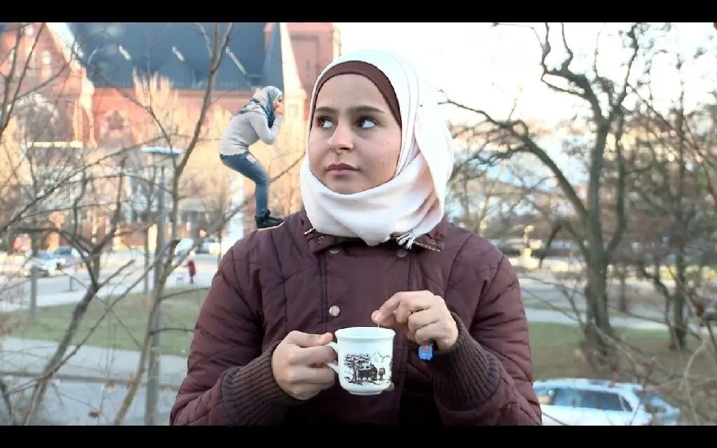 Auf der großen Leinwand: Im Film „Maybe“ mimt Shefaa Alfrag aus Frankfurt-Lichtenberg ein Wg-Mitglied, das überlegt ob es ausziehen will – eine Persiflage auf den Brexit. „Nein“, sagt ihr die Figur auf der linken Schulter. Sie ist sich noch nicht so ganz sicher.