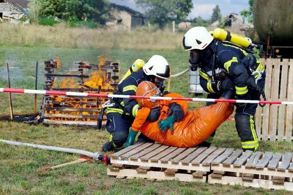 Feuerleute und Katastrophenschützer müssen viel üben. Beim einem Tag der offenen Tür der Freiwilligen Feuerwehr zeigen sie ihr Können bei der Rettung und der Brandbekämpfung.