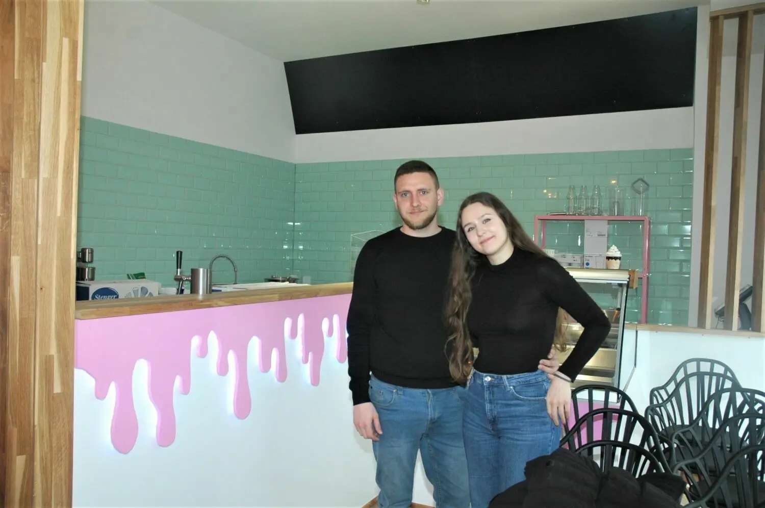 Endlich ist es so weit: Lukas Kaspereczyk und Nicole Najdowski stehen in ihrer Eiskalt-Filiale an der Eberswalder Straße 72 in Finow, deren Eröffnung eigentlich schon für den 28. März vorgesehen war.