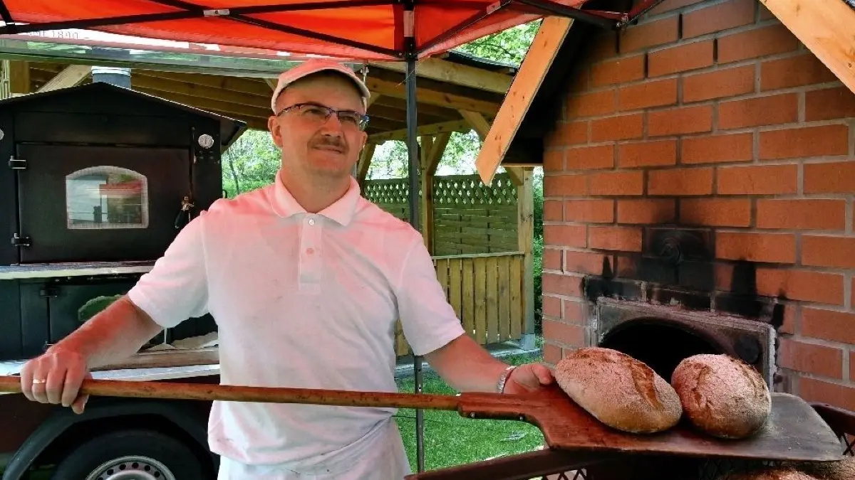 Frisch aus dem Rohr: In Buschdorf heizt Sachsendorfs Bäckermeister Claas Baumgärtel immer mittwochs jetzt den Feldbackofen an und lädt zum Backtag ein. Hier wird auch die "Holler Kruste" aus dem Dorfbackofen gezogen und verbreitet einen herrlichen Duft.
Buschdorf - Abbacken am 1. Mai
Foto: Hier wird die "HollerKruste" vom Bäckermeister Claas Baumgärtel aus dem Feldbackofen gezogen, was für ein herrlicher Duft...