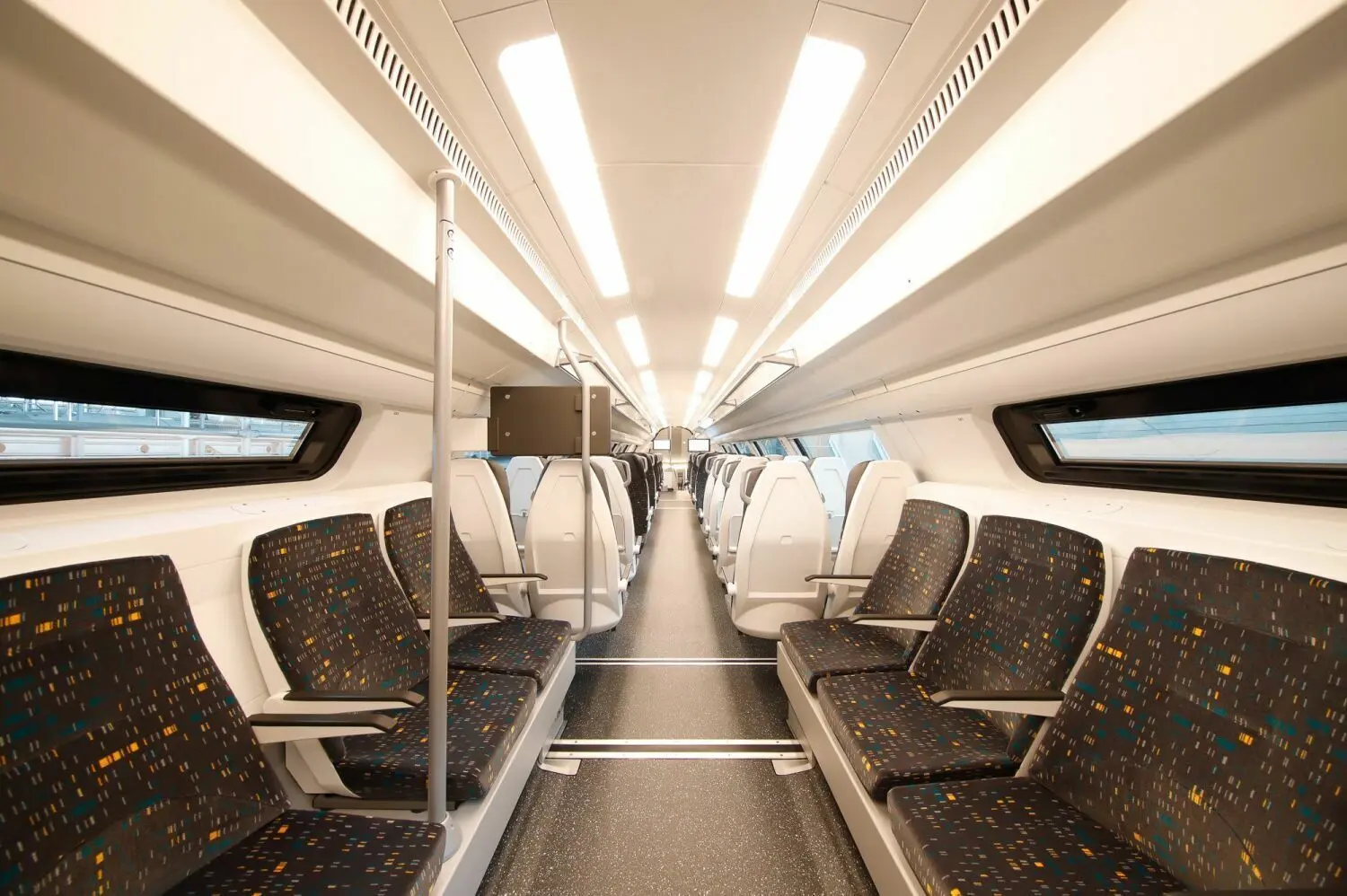 Großzügig und komfortabel: der Fahrgastbereich der 2. Klasse auf dem Oberdeck