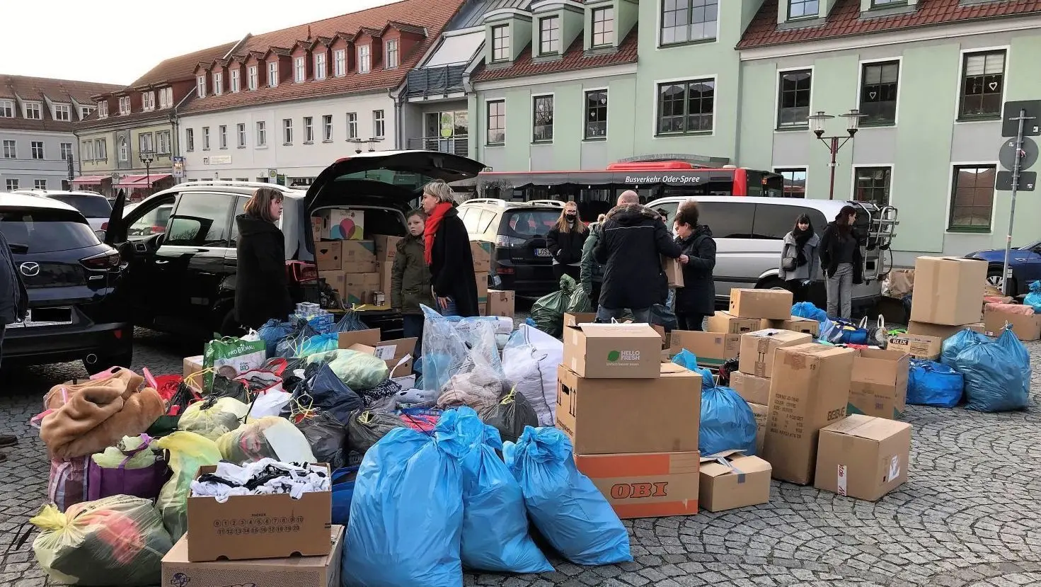Enorme Hilfsbereitschaft: Schon wenige Minuten nach dem Beginn der Sammelaktion ist der Marktplatz in Müllrose mit Spenden gefüllt. In der Mitte mit rotem Schal: Initiatorin Martina Banse-Hörnigk