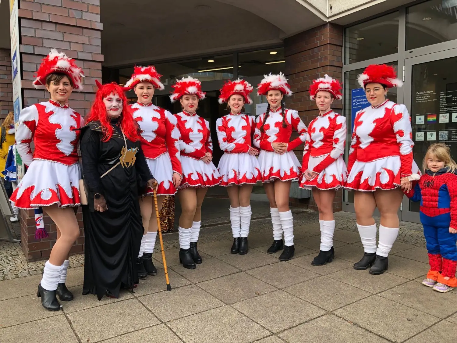 Die Lehnitzer Funkengarde warten auf ihren Auftritt.