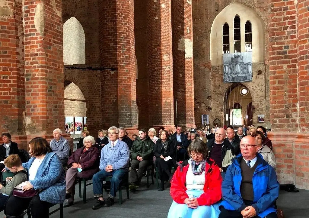 Viele Menschen kamen und nahmen am Gottesdienst zur offiziellen Verabschiedung von Pfarrer Tobias Kampf in Beeskow teil.