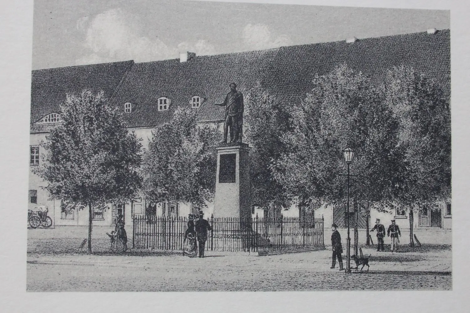 Im Jahr 1825 entwarf Karl Friedrich Schinkel ein Denkmal Friedrich Wilhelm II., der den Wiederaufbau der Stadt Neuruppin finanziert hatte. 1829 wurde die Statue enthüllt. Bis 1947 stand sie am Alten Gymnasium, bevor sie 1947 wurde auf Beschluss der Stadtverordnetenversammlung entfernt und eingeschmolzen wurde.