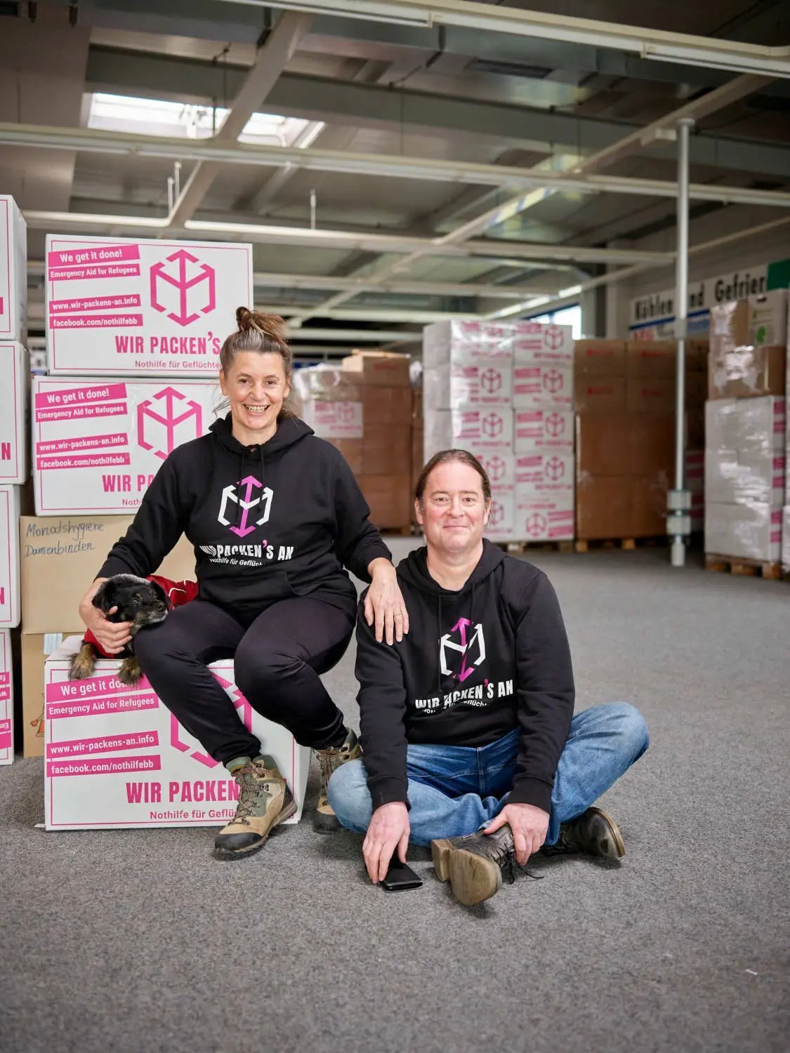 Miriam Tödter und Ralf Grafmanns posieren stolz vor bereits verpackten Kisten.