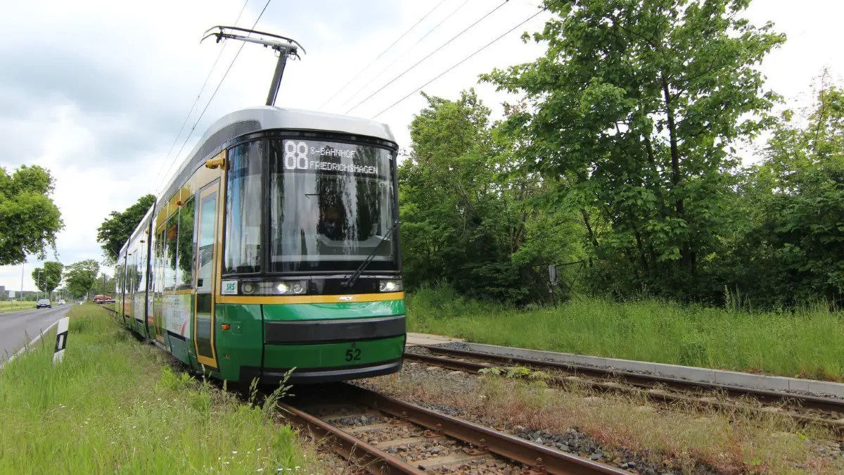Die Rüdersdorfer-Schöneicher Straßenbahn 88 fährt am Grundstück der alten Gärtnerei in Schöneiche vorbei. Auf dem Grundstück soll eine Wendestelle entstehen.
Straßenbahn 88 fährt am Grundstück alte Gärtnerei Schöneiche vorbei - Richtung Friedrichshagen, kommt aus Rüdersdorf