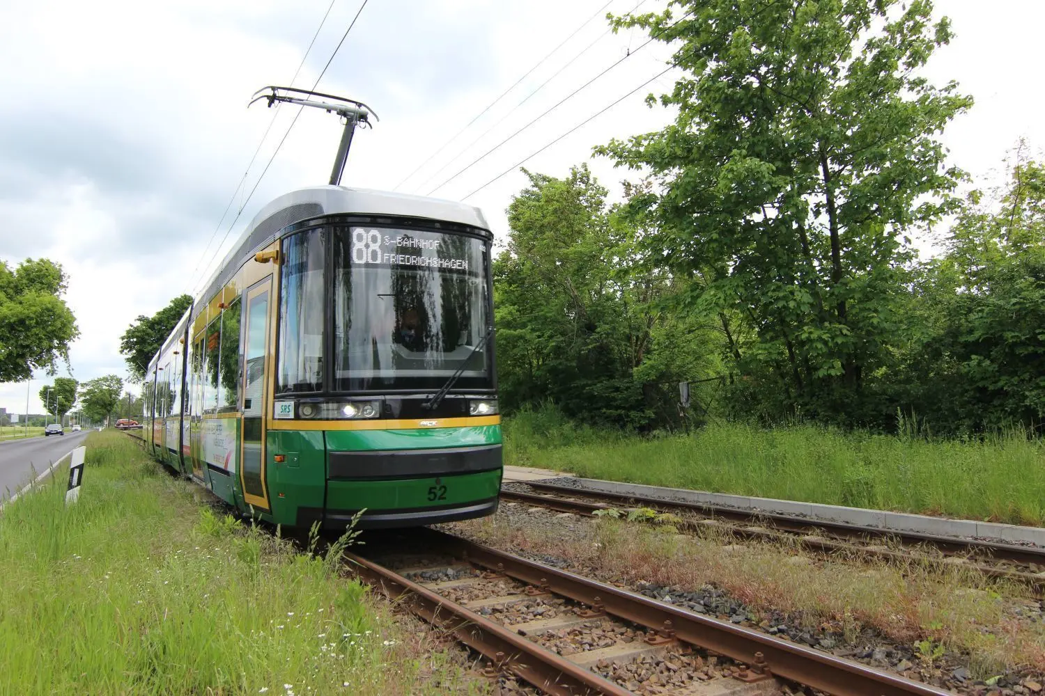 Die Rüdersdorfer-Schöneicher Straßenbahn 88 fährt am Grundstück der alten Gärtnerei in Schöneiche vorbei. Auf dem Grundstück soll eine Wendestelle entstehen.