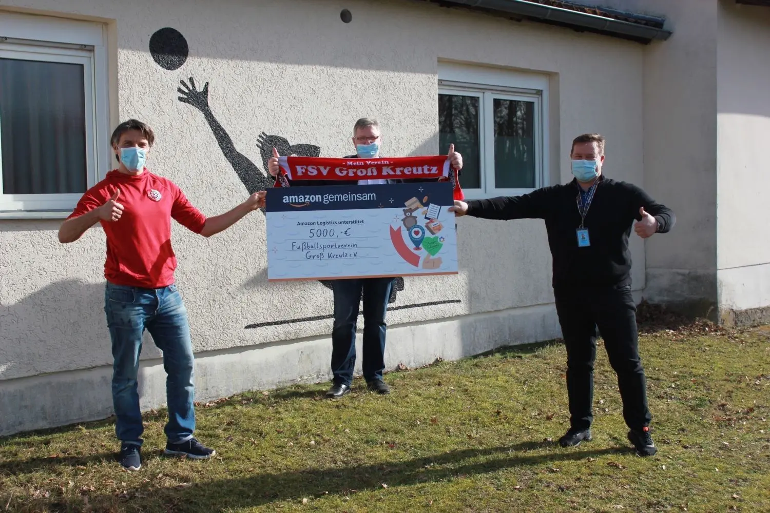 Marcel Lukas, Vorsitzender des FSV Groß Kreutz (l.) und Bürgermeister Reth Kalsow (m.) freuten sich über die Spende, die der Amazon-Standortleiter Zbigniew Mazurek überreichte.