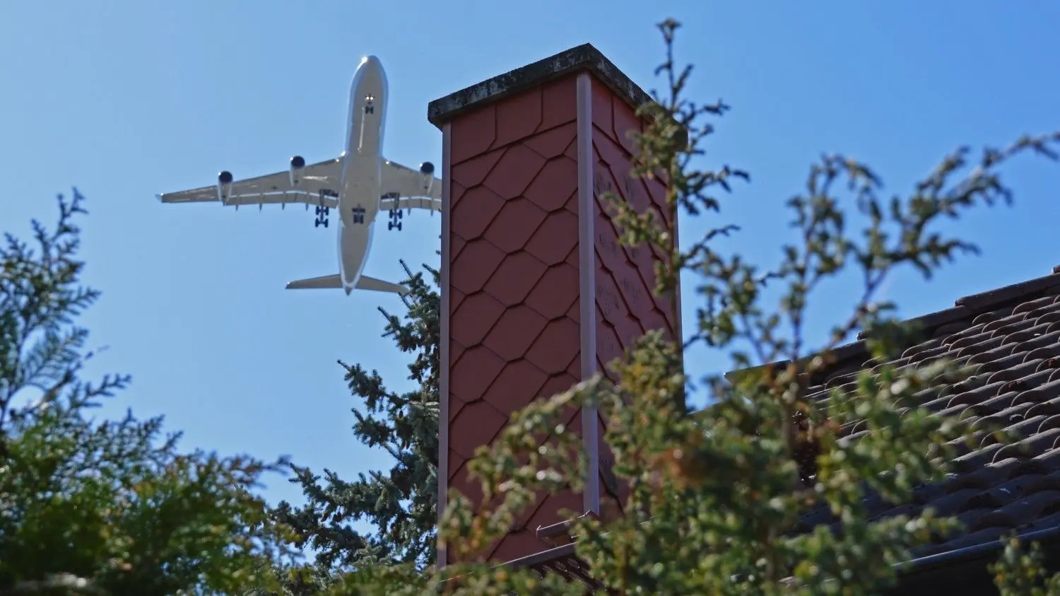 Ein Flugzeug im Landeanflug auf den Flughafen BER in Schönefeld. Zehntausende Menschen in Berlin und Brandenburg leiden unter dem jetzt wieder stark zunehmenden Fluglärm. Was tut die Politik?