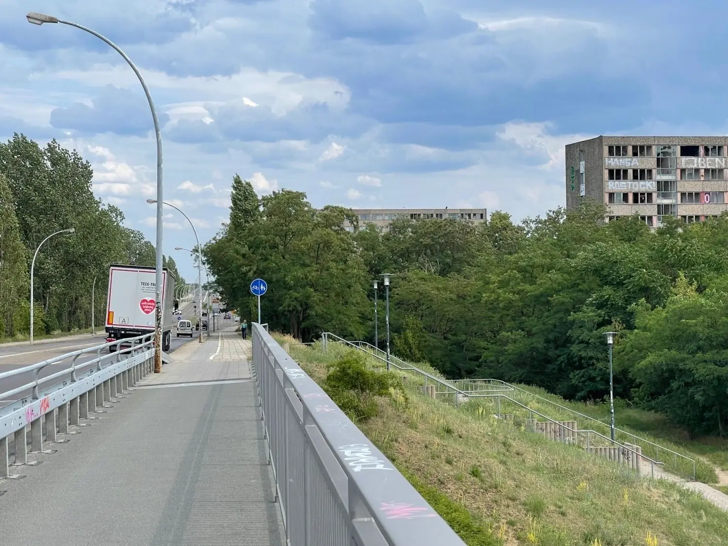 Diesen ärgerlichen Anblick von der Straße der Republik aus wird es in Eisenhüttenstadt womöglich bald nicht mehr geben. Die beiden maroden Bettenhäuser sollen schnellstmöglich abgerissen werden.