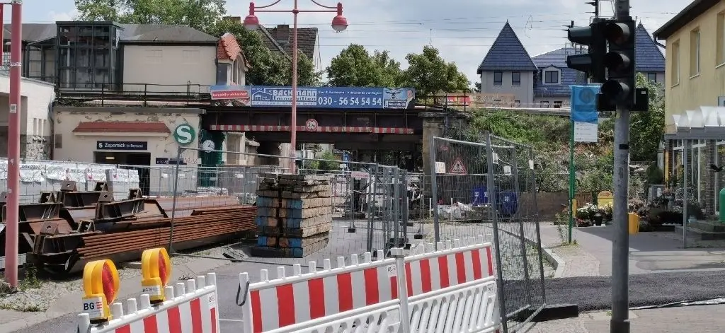 Sperrungen: An der Baustelle am S-Bahnhof Zepernick laufen Ramm- und Abbrucharbeiten der Brücke.