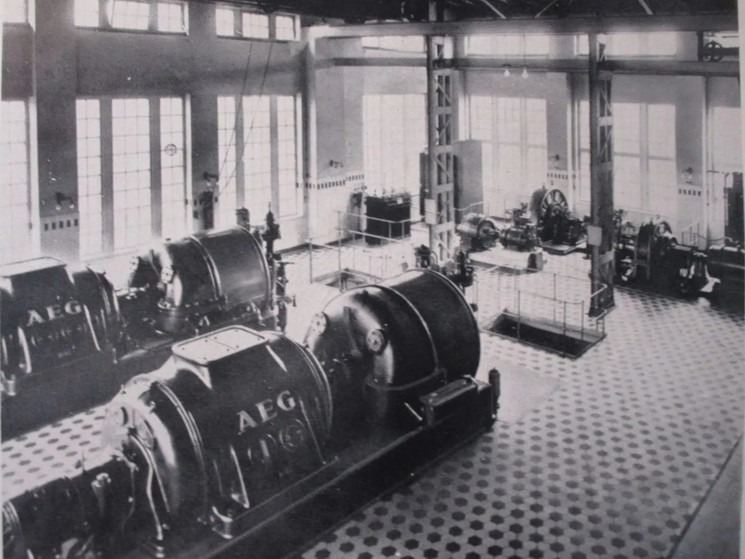 Blick in den damaligen Maschinenraum mit den leistungsfähigen AEG-Turbo-Drehstromdynamos.