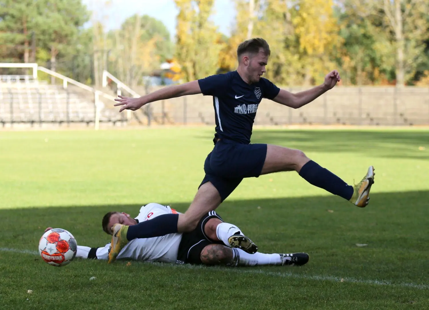 Geklärt: Tony Wernicke kam hier gegen Artur Sajfutdinov rechtzeitig ans Leder. Eisenhüttenstadt bleibt nach dem 0:1 gegen Einheit Bernau, die siebte Saisonniederlage, auf dem letzten Tabellenplatz kleben.