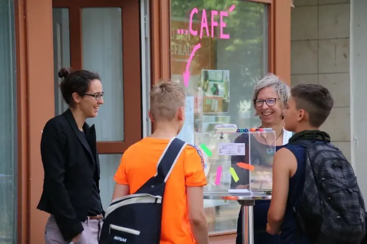 Junge Menschen warten auf das Jugendcafé in Oranienburg