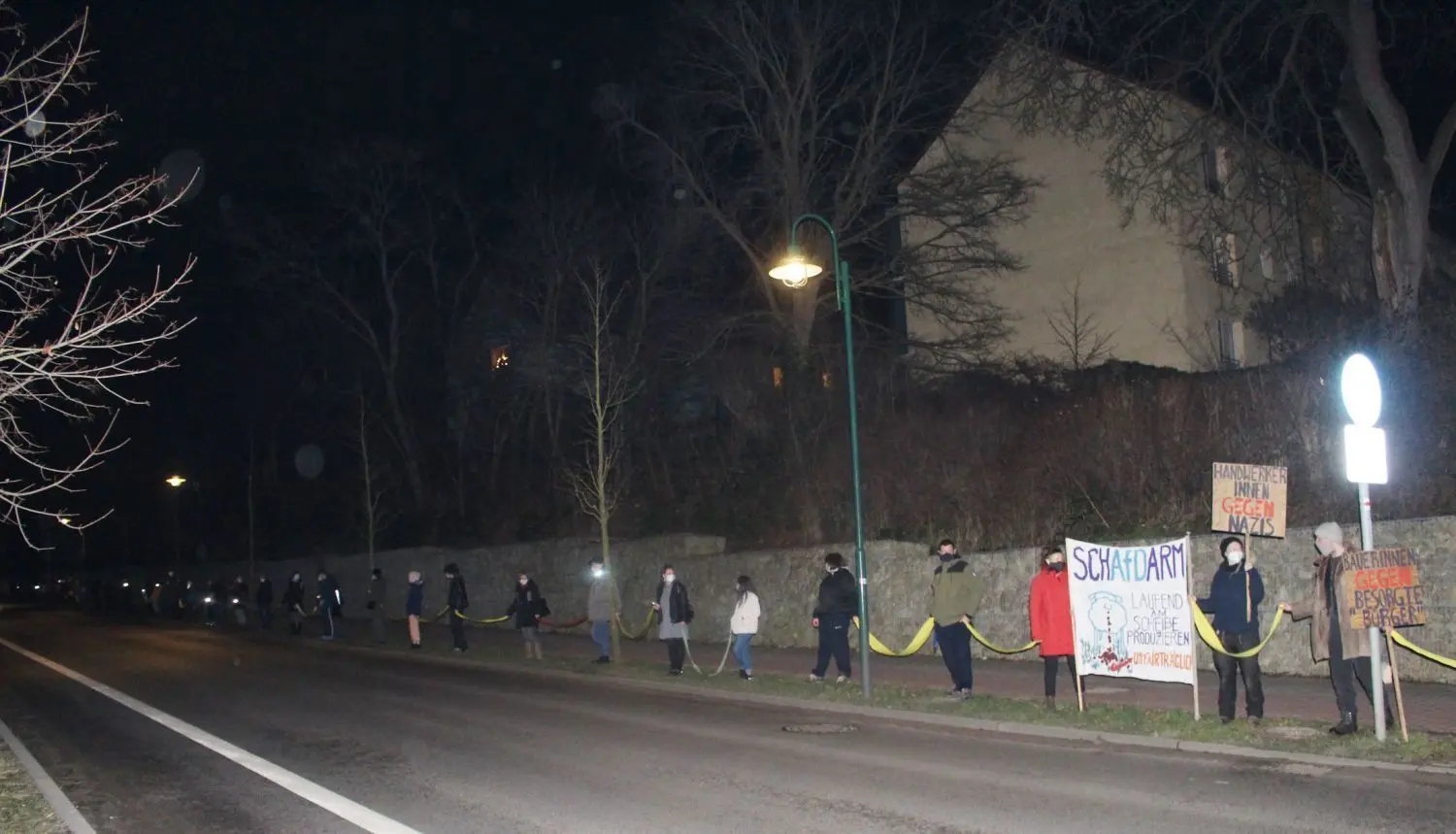 Gegendemonstranten entlang der Ortsdurchfahrt in Rüdersdorf zwischen den beiden Abfahrten zum Kalkberger Platz, wo vor dem Kulturhaus mit etwa halb so vielen Teilnehmenden die AfD ihre Pauschalkritik am Corona-Lockdown kundtat.