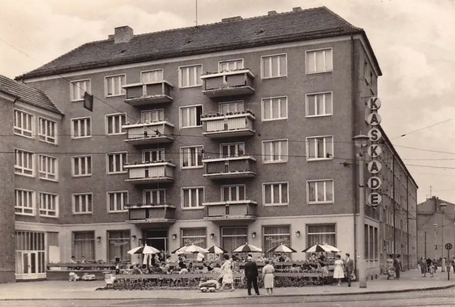 Die Kaskade Ende der 60er-Jahre. Die Eisdiele hier wurde von der HO-Speiseeisproduktion in der Nuschke-, heute Jacobstraße, beliefert.