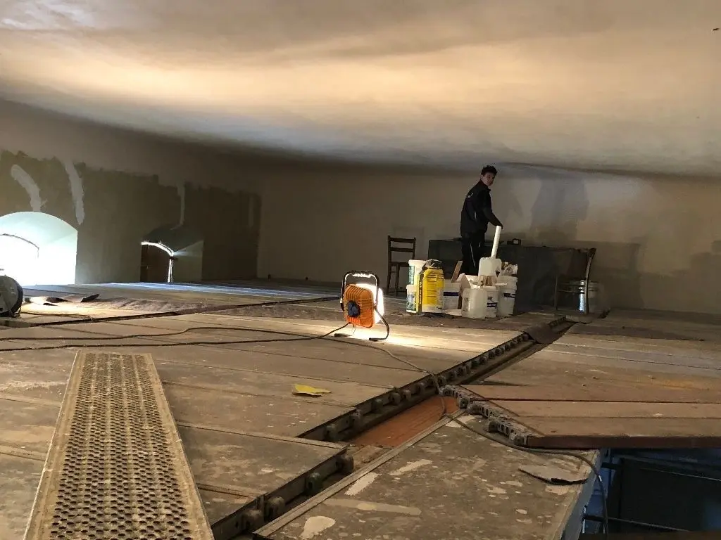 Die Decke des Kirchenschiffes ist verputzt. Was noch feht, ist die Farbe, die derzeit aufgebracht wird.