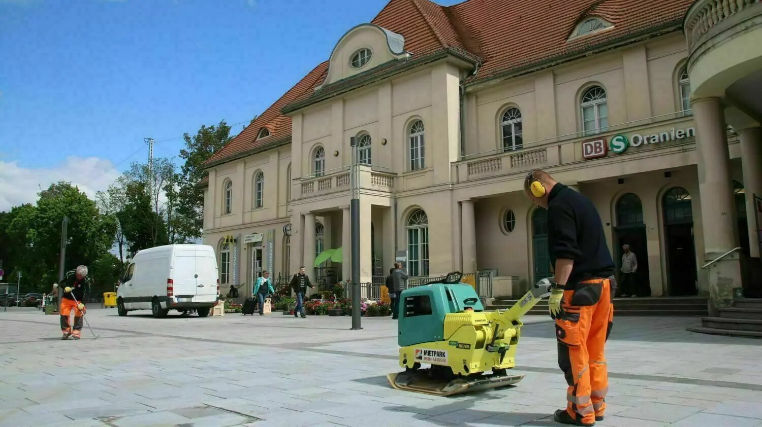 Am neuen Bahnhofsplatz in Oranienburg wird letzte Hand angelegt. Am Sonnabend (14. Mai) wird der Platz eröffnet.