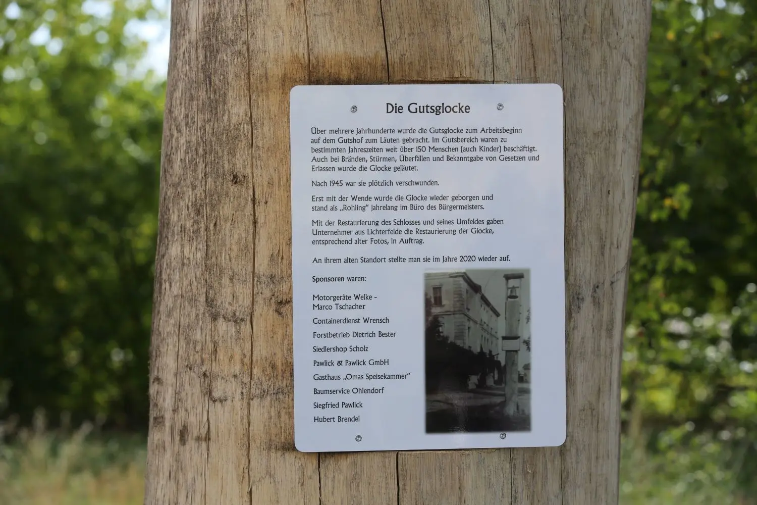 Eine Informationstafel am Eichenstamm verrät, wer an der Rückkehr der Glocke beteiligt war.