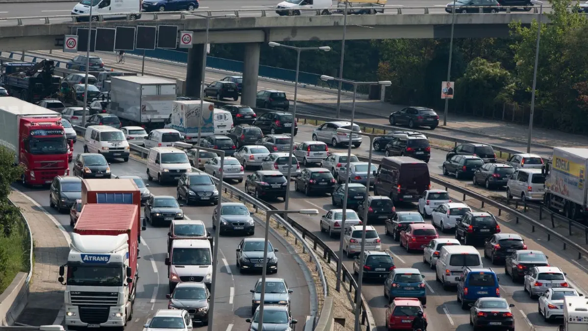 Viel Verkehr auf der Stadtautobahn A100 in Berlin. Auf der Abfahrt Heckerdamm hat sich ein Kleinbus überschlagen. Beim Unfall sind mehrere Menschen verletzt worden.
ARCHIV - Viel Verkehr herrscht am 30.08.2013 am Dreieck Funkturm auf der Stadtautobahn A100 in Berlin. Vor dem Hintergrund der Diesel-Krise lädt Berlins Regierender Bürgermeister Müller zu einem Mobilitätsgipfel. (zu 2Müller lädt zu Mobilitätsgipfel ins Rote Rathaus" vom 19.09.2017) Foto: Michael Kappeler/dpa +++ dpa-Bildfunk +++
