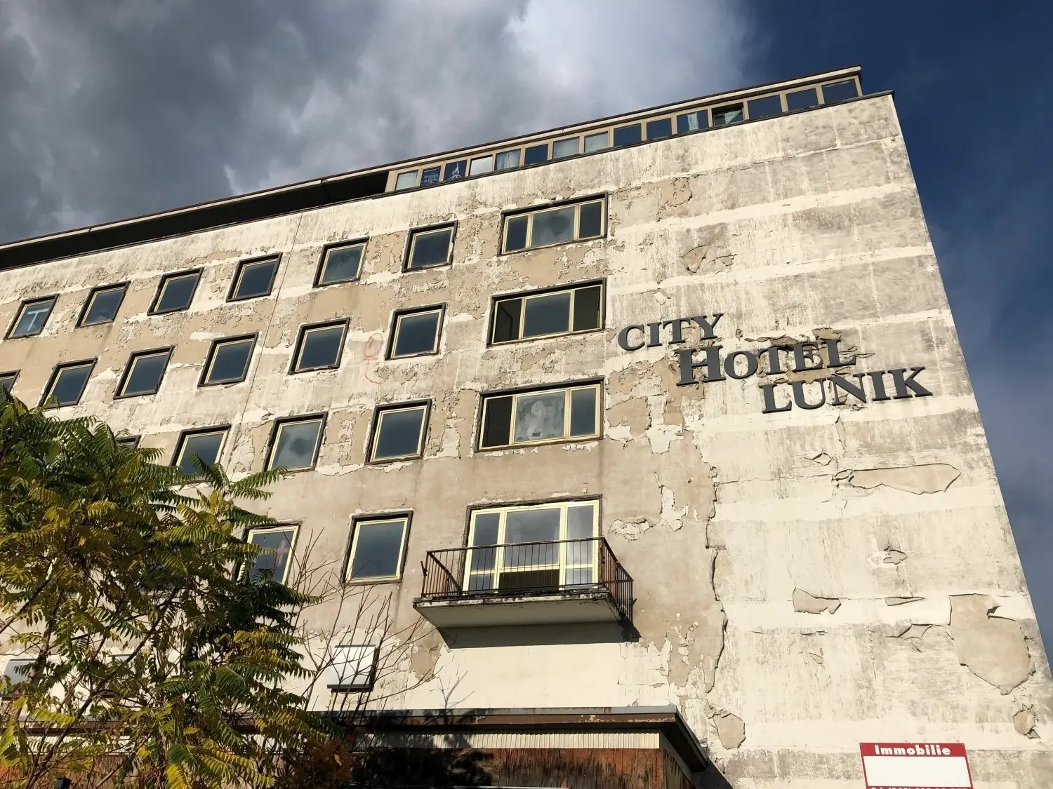 Einst das erste Haus am Platz, heute ein Schandfleck: Der Eigentümer des ehemaligen Hotel Lunik in Eisenhüttenstadt lässt die Immobilie verfallen.