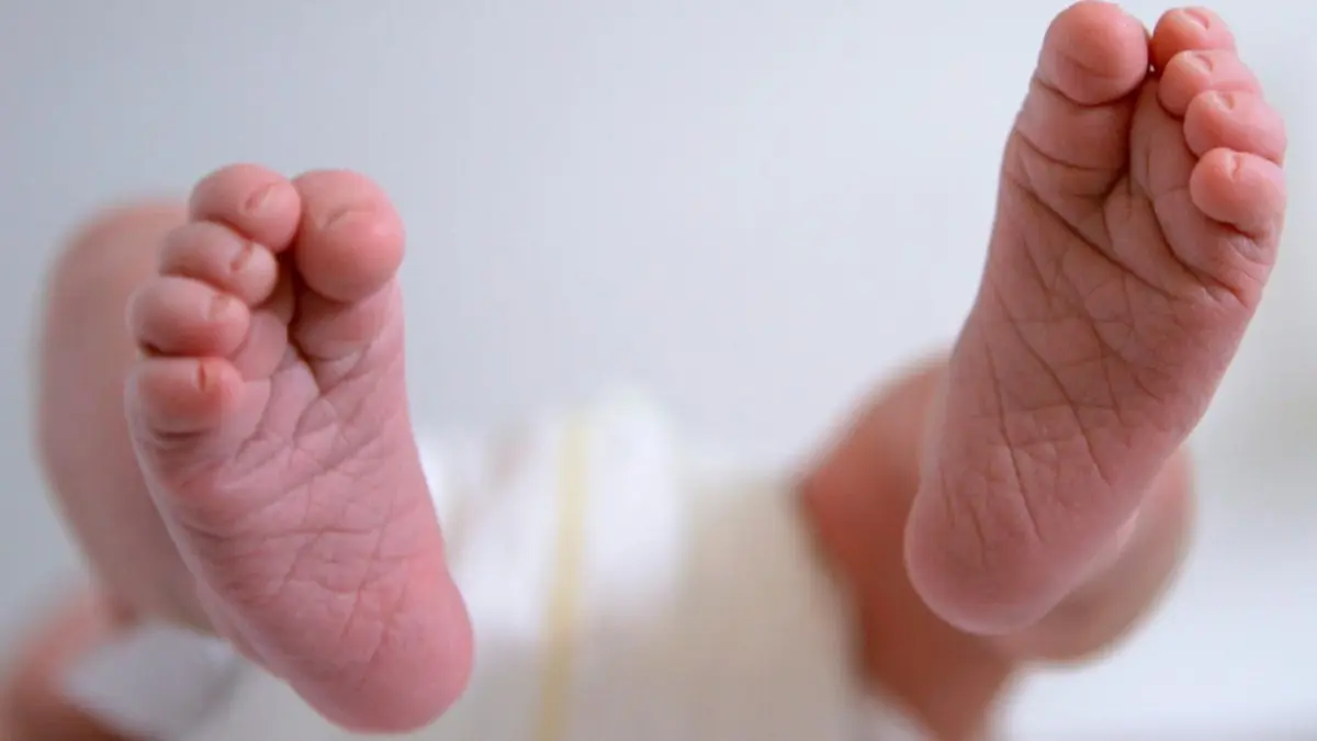 Das Kind kam auf dem Standstreifen zur Welt und ist wohlauf.
ARCHIV - Das wenige Tage alte Baby Marko aus Mainz strampelt am 30.03.2006 im Kinderzimmer der Neugeborenenstation der Uni-Klinik Mainz mit den Füßen. Das Statistische Bundesamt gibt am 04.07.2013 in Wiesbaden die vorläufigen Ergebnisse der Geburten, Sterbefälle und Eheschließungen in Deutschland von 2012 bekannt. Foto: Arne Dedert/dpa +++(c) dpa - Bildfunk+++
