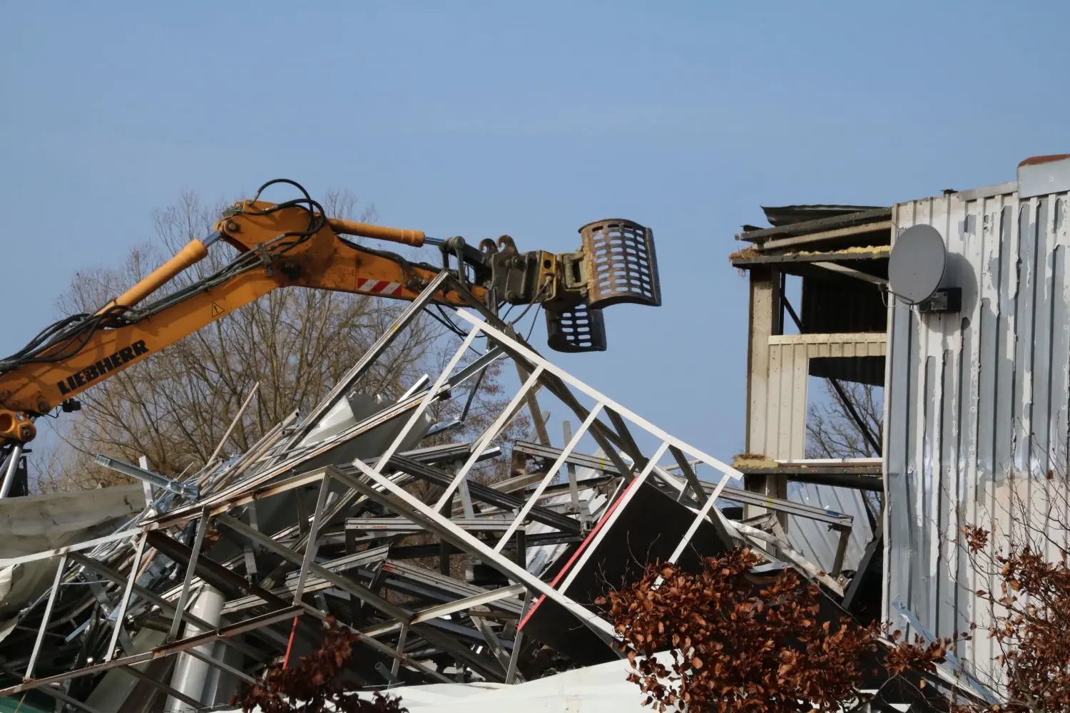 Seit Mittwoch wird der Oberhavel Bauernmarkt in Schmachtenhagen abgerissen.