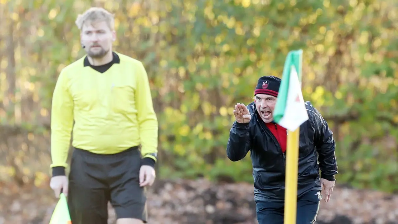 Nico Thomaschewski (rechts), Coach der TSG Einheit Bernau, beobachtet stets das Agieren seines Teams ganz genau und gibt bei Bedarf Hinweise, was besser zu machen ist. Was die TSG ärgert? Vorm Tor fehlt die Kaltschnäuzigkeit.