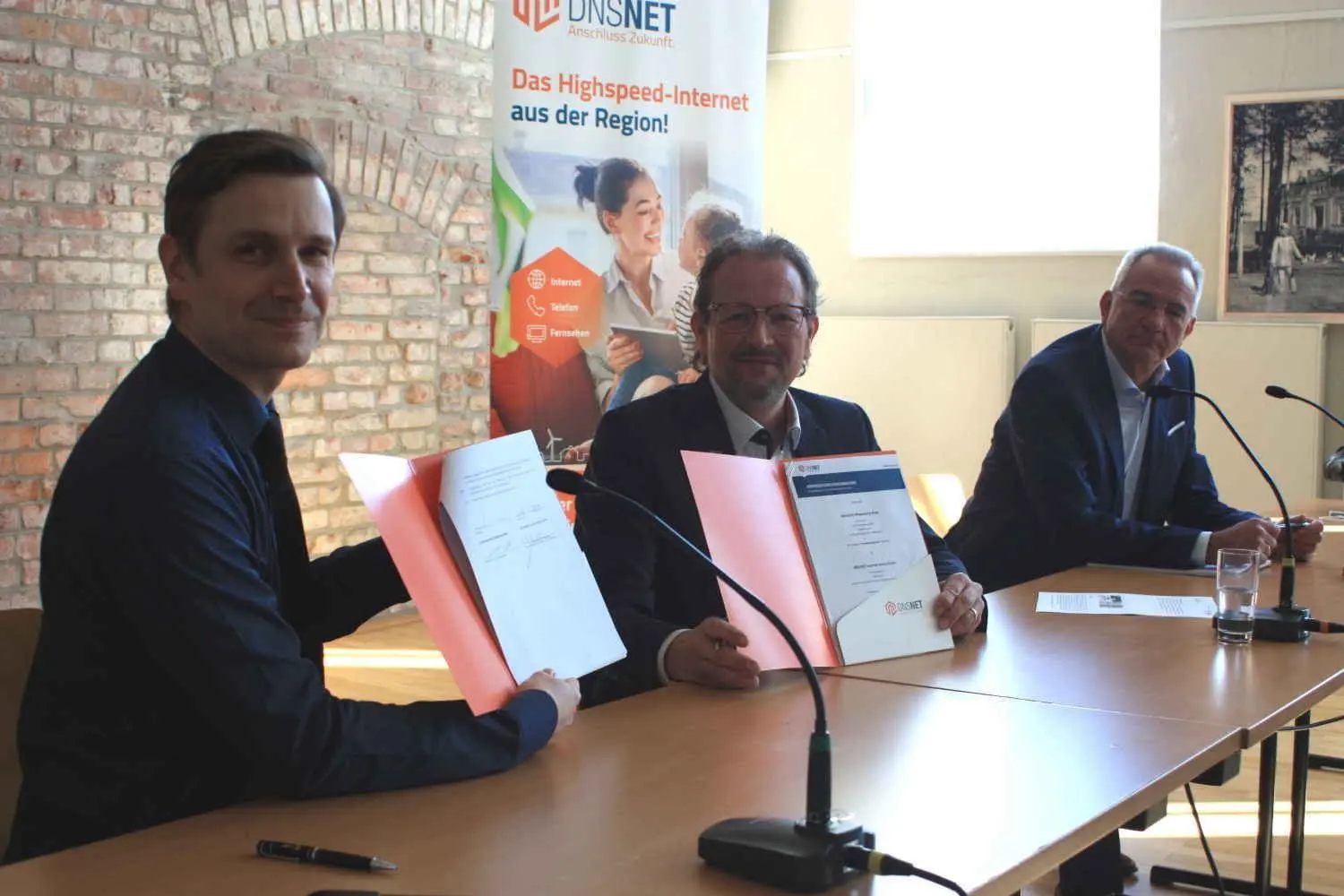 Unterzeichneten den Kooperationsvertrag: Bürgermeister Marco Beckendorf und Stefan Holighaus, Mitglied der Geschäftsleitung der DNS:NET.