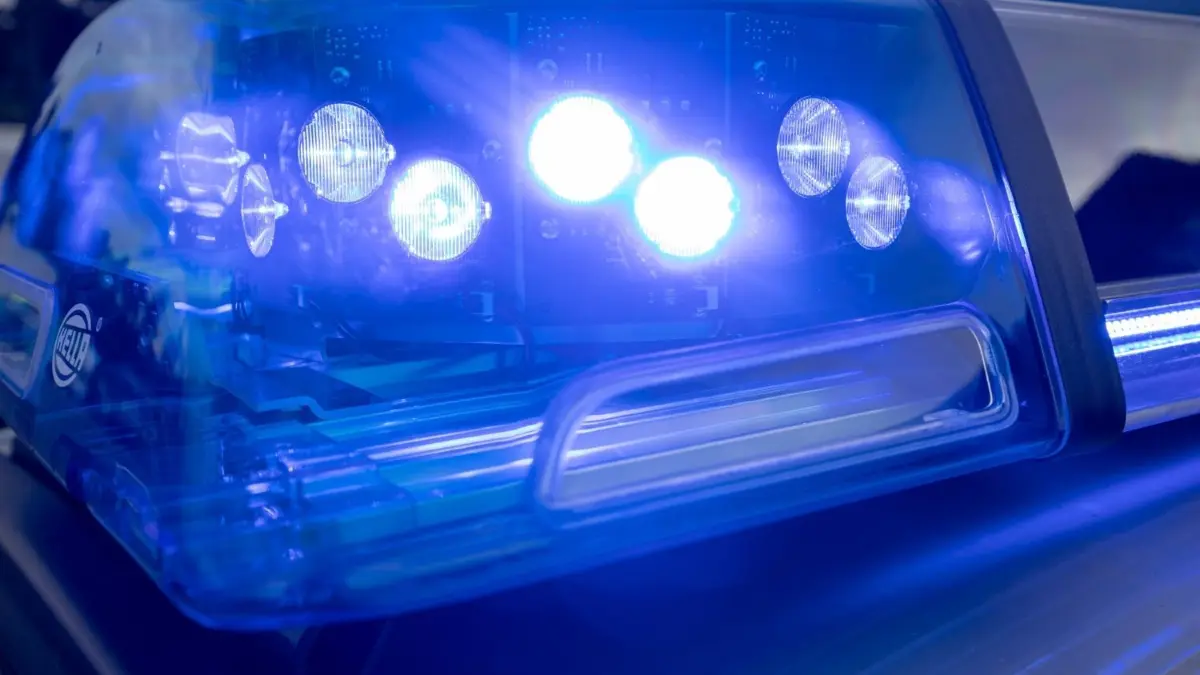 Die Polizei Ellwangen sucht unter Telefon 0 79 61 / 93 00 Zeugen.
Ein Blaulicht auf dem Dach eines Polizeifahrzeugs. (Zu dpa: "Mehr als 1200 Menschen aus Niedersachsen werden vermisst") +++ dpa-Bildfunk +++