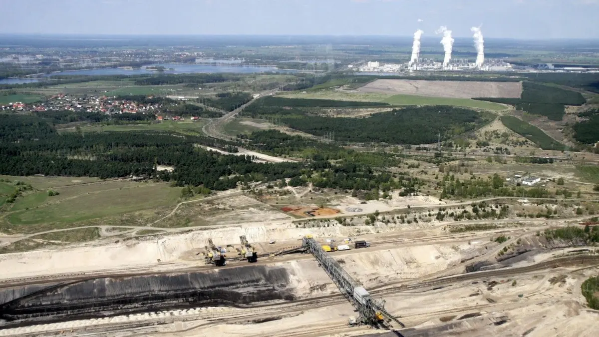 Die verschuldete Gemeinde Teichland will am Cottbuser Ostsee einen Seehafen errichten – wo 2008 noch Kohle gefördert wurde. Der Hafen soll über den Verkauf von Gemeinde-Eigentum mitfinanziert werden.
Luftbild Tagebau Cottbus Nord, aufgenommen am 27.04.2008. Kohleförderung, Braunkohle, Cottbuser Ostsee, Rekultivierung, Bärenbrücker Höhe, Gemeinde Teichland (OT Neuendorf)