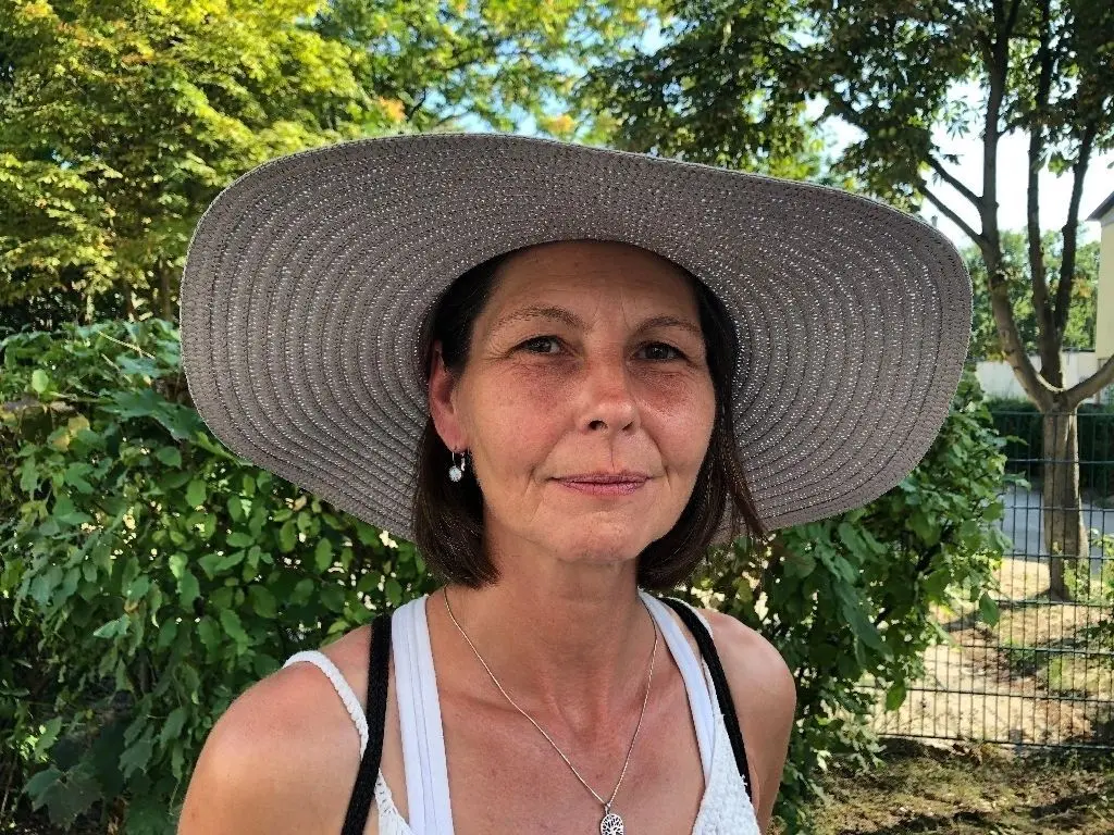 Sylvia Schmidt (51) aus Alt-Golm: "Wenn seltsam auch laut bedeutet, mag ich es nicht. Das ist disharmonisch. Wenn Meret Becker mit einer Säge Musik macht, finde ich das interessant. Alphörner sind dagegen schrecklich. Ansonsten mag ich Jazz, Klassik und meditative Musik."