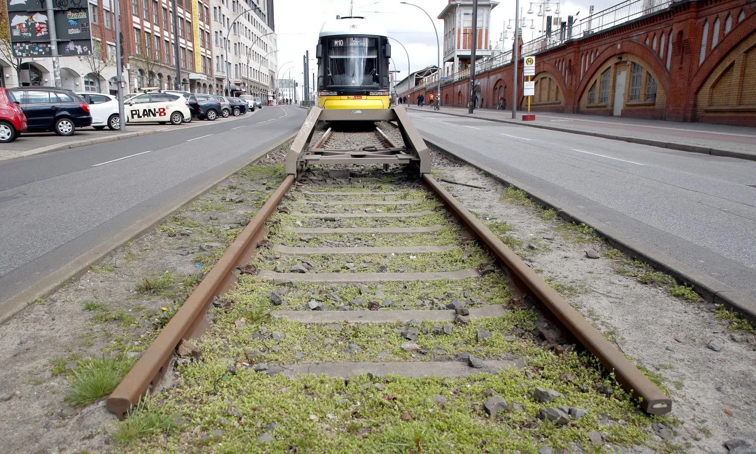 Die Gleise der Straßenbahnlinie M10 enden auf der Warschauer Brücke im Bezirk Berlin-Friedrichshain. Der Senat hat in seiner wöchentlichen Sitzung u.a. über neue Straßenbahnstrecken entscheiden.